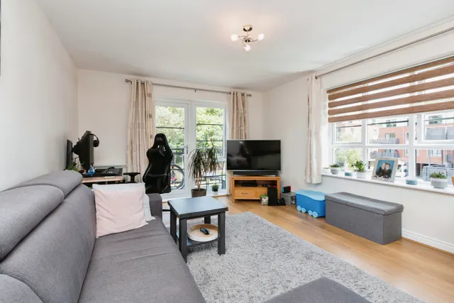 Wallis Square, Farnborough, GU14, photo 2