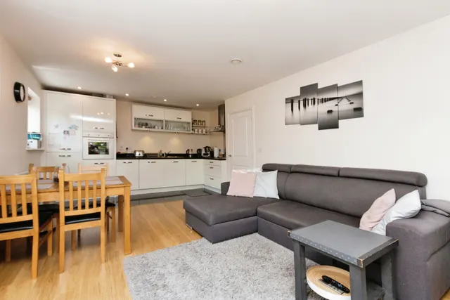 Wallis Square, Farnborough, GU14, photo 1
