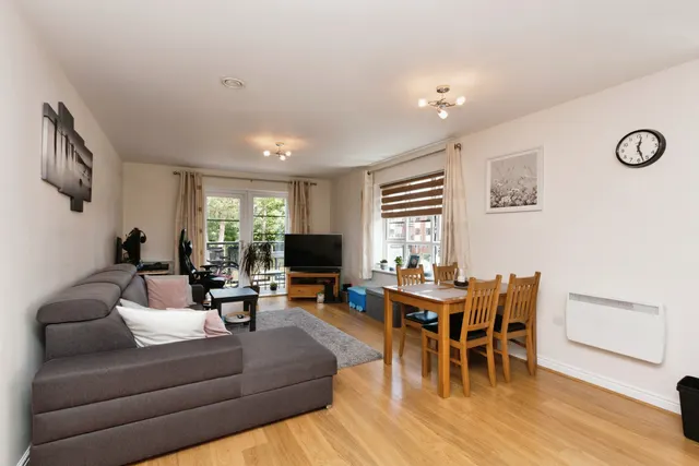 Wallis Square, Farnborough, GU14, photo 3