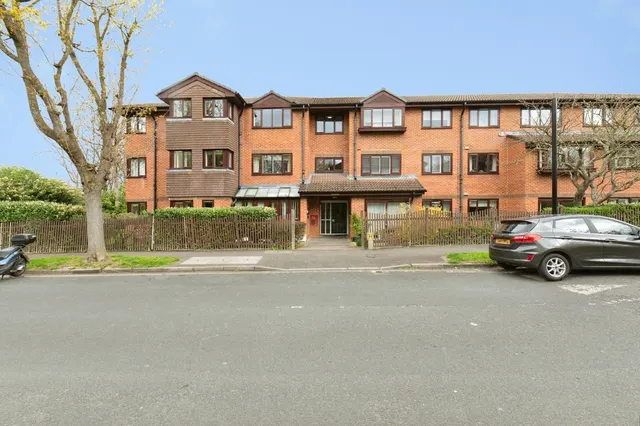 Wordsworth Drive, Cheam, SM3, photo 1
