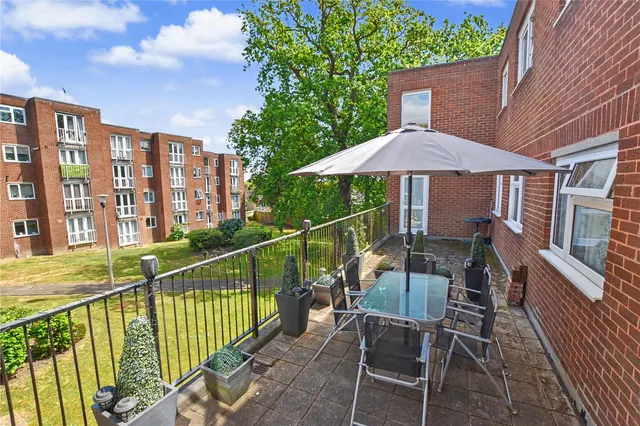 2 bedroom 2 bedroom property, Gravel Hill Close, DA6