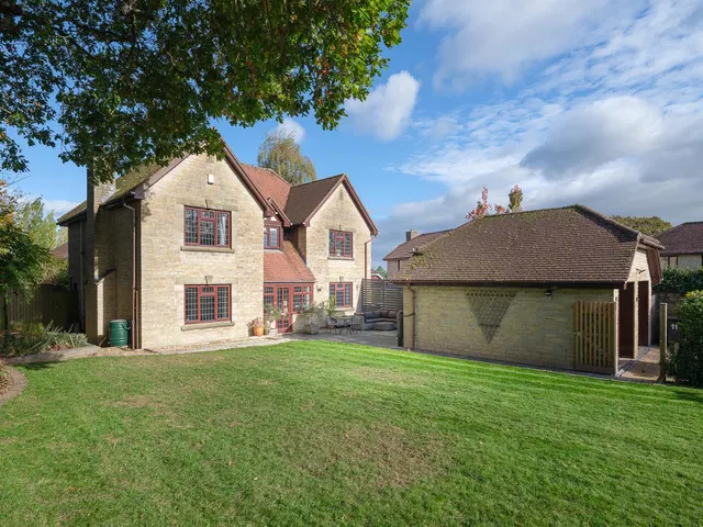Erleigh Drive, Chippenham, photo 1