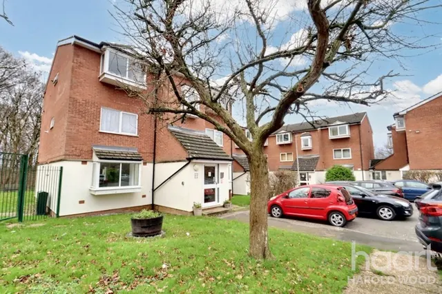 Harkness Close, Harold Hill, RM3, photo 1