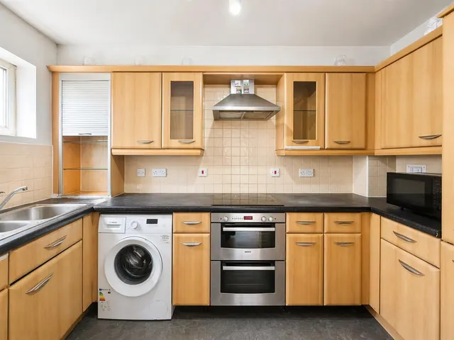 bed Apartment For SaleDominion Close, Hounslow, TW3, photo 1