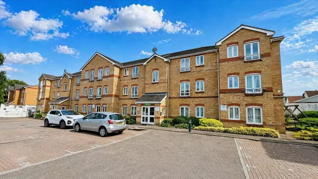 bed Apartment For SaleDominion Close, Hounslow, TW3, photo 3