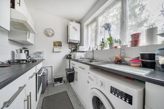 Photo 2 — Chestnut Rise, SE18