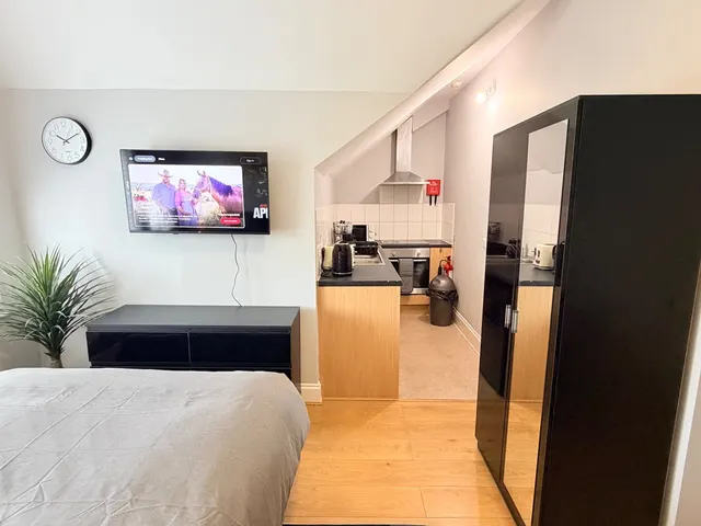 Ashdown Road, Epsom, KT17, photo 3