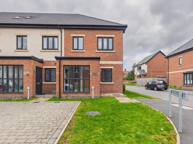 Photo 2 — Willowbank Close, Hinckley, LE10