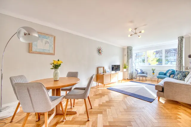 Bourne Court, Wanstead, photo 1