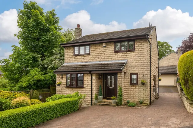 Emmet Close, Birkenshaw BD11 2LF, photo 1