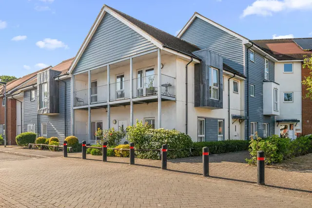 Howden Drive, Row Town KT15 1EA, photo 1