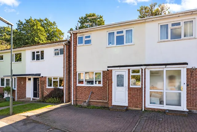 Powderham Court, Knaphill, GU21, photo 1