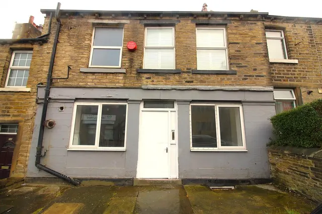 Blackmoorfoot Road, Crosland Moor, HD4, photo 1