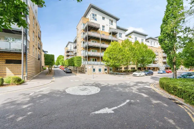 Metropolitan Station Approach, Watford, photo 1