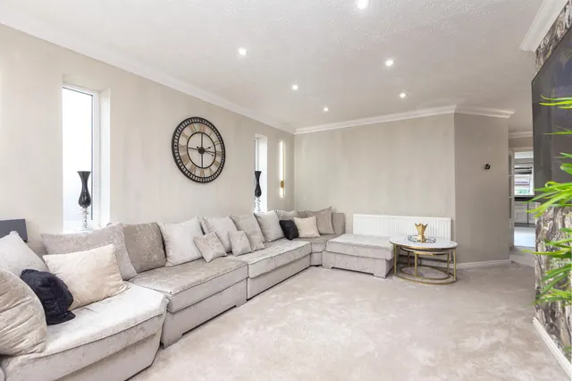 Rushbury Drive, Oldham, OL2, photo 2