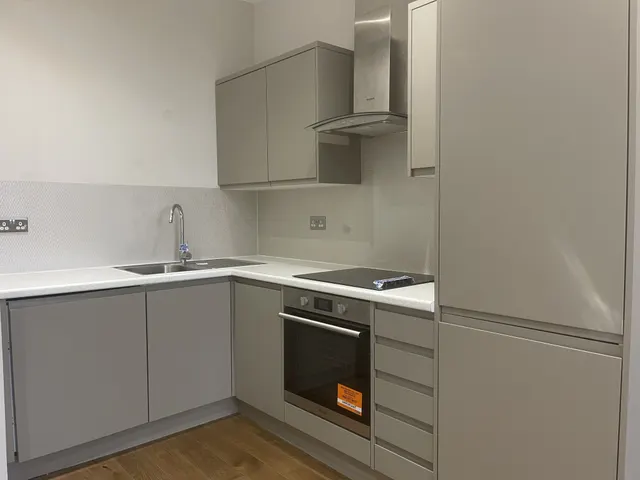 Hazelwick Avenue, RH10, photo 2