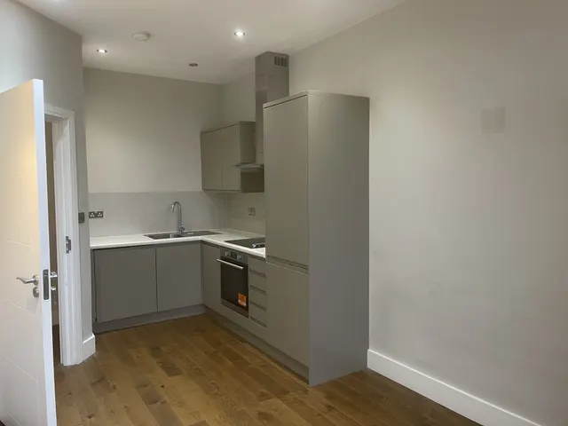 Hazelwick Avenue, RH10, photo 3