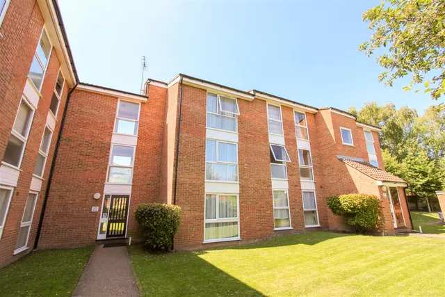 Cranston Close, Ickenham, UB10 8TH, photo 1