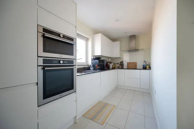 Photo 3 — 40 Omega Court, The Gateway, Watford