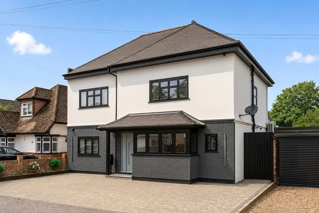 Moorhayes Drive, Laleham, TW18 1SL, photo 1