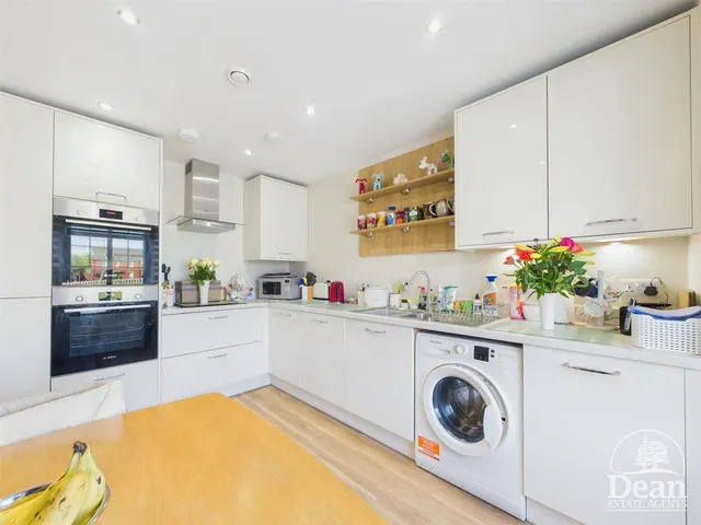Winter Crescent, Lydney, GL15, photo 3