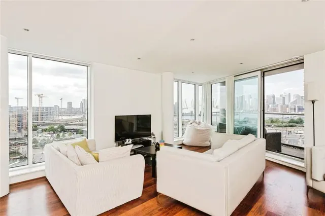 Western Gateway, London, E16, photo 2