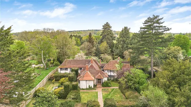 Hall Place Lane, Burchetts Green, Maidenhead, Berkshire, SL6 6QY, photo 1