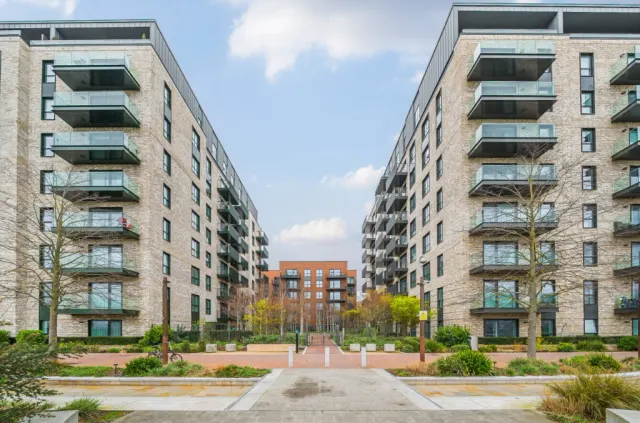 Greenleaf Walk, Southall, UB1, photo 1