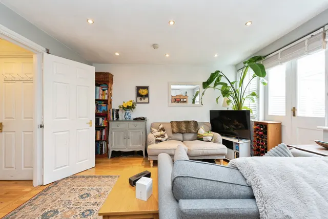 Roehampton Lane, London, SW15, photo 3