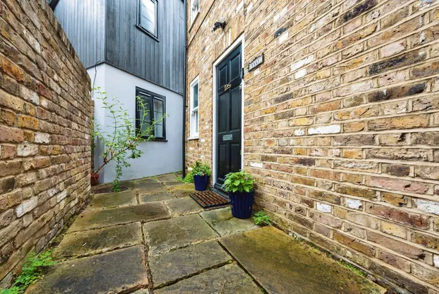 Roehampton Lane, London, SW15, photo 2