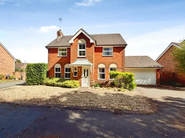 Plumpton Close, Chippenham, photo 1