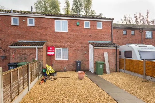 3 bedroom house — Loxley Close, Redditch