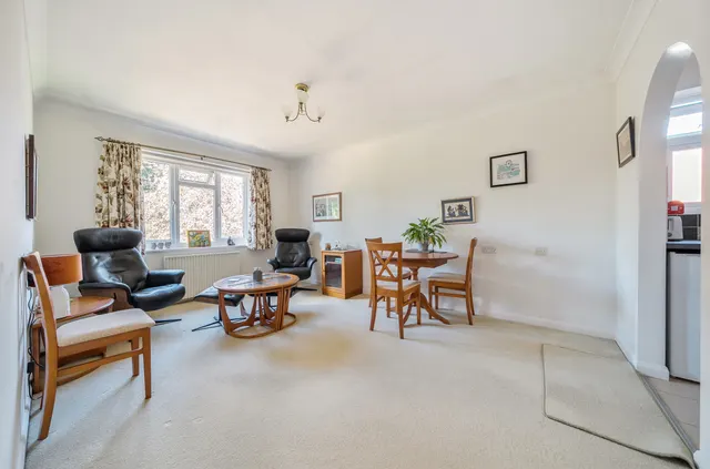 Tarragon Drive, Guildford, GU2, photo 3