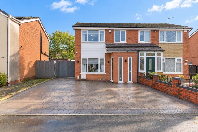 Castle Croft, Bolton, BL2, photo 1