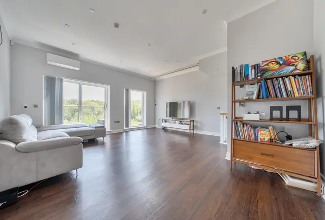 Photo 2 — Burlington Mews, Sevenoaks, TN13 1FJ