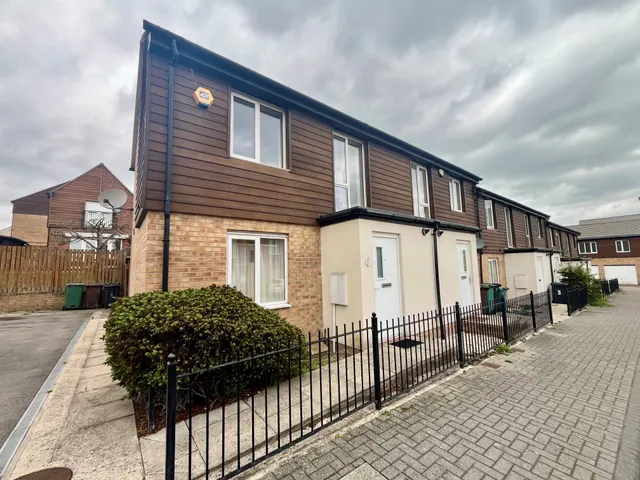 Oaklands Court, LS8, photo 1