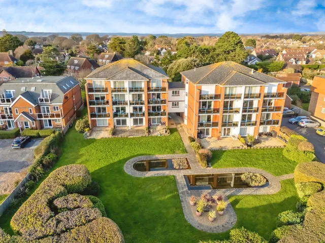 390 Sea Front, Hayling Island, photo 1
