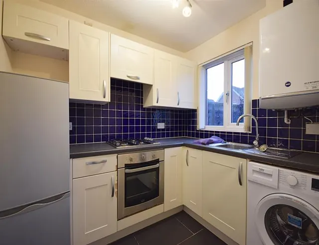 Petworth Close, Sharston, photo 3
