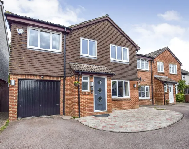 Larch Way, Farnborough, Hampshire, GU14 0QW, photo 1
