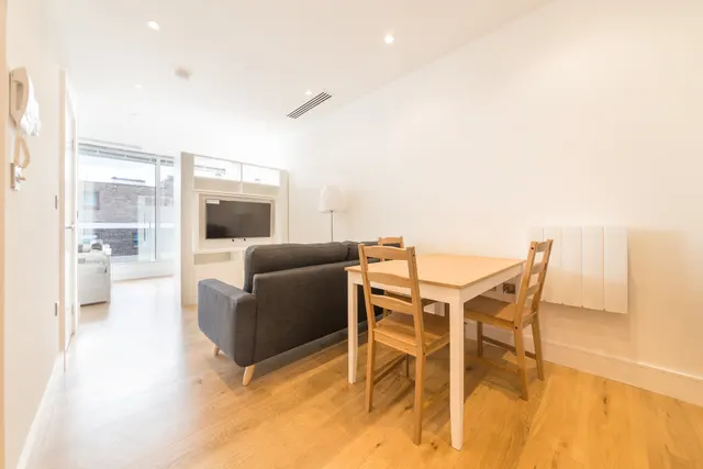 Trinity Square, Hounslow, TW3, photo 1
