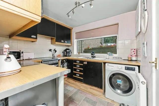 Carlinghow Lane, Batley, WF17, photo 3