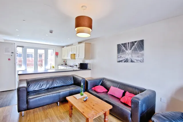 Photo 3 — Colet Crescent, Colchester