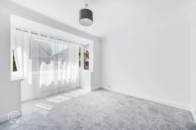 Brookbank Avenue, London, W7 3DW, photo 1
