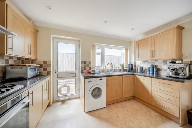 Vale Close, Farnham, GU10, photo 2