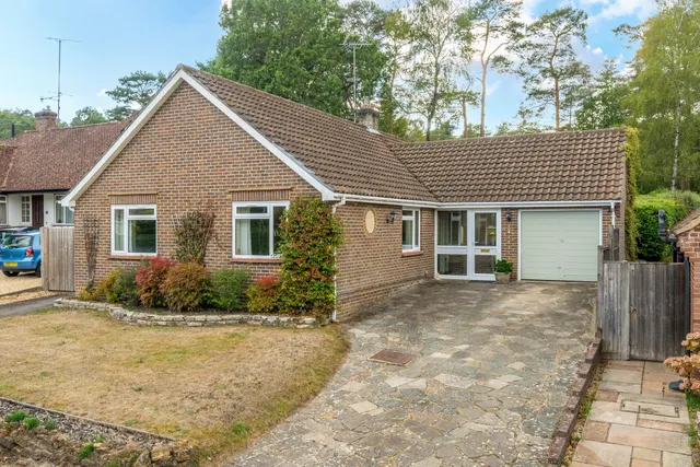 Vale Close, Farnham, GU10, photo 1