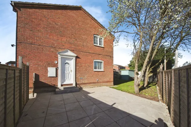 Nayland Close, Luton, LU2, photo 1