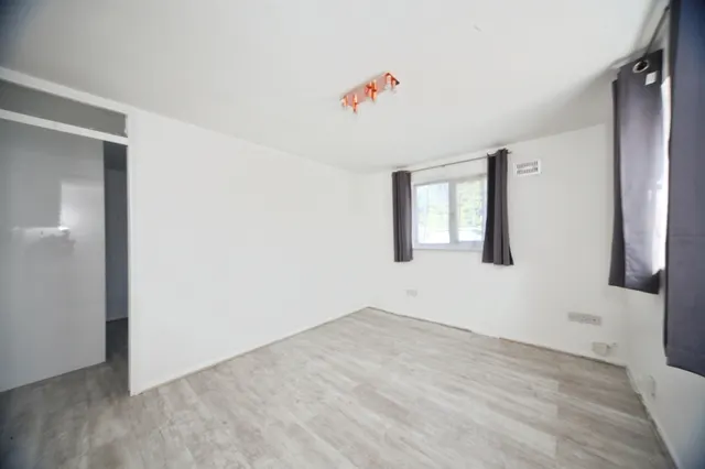 Nayland Close, Luton, LU2, photo 2