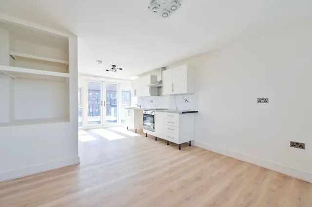 Flat B, 67 Lant Street, London, photo 1