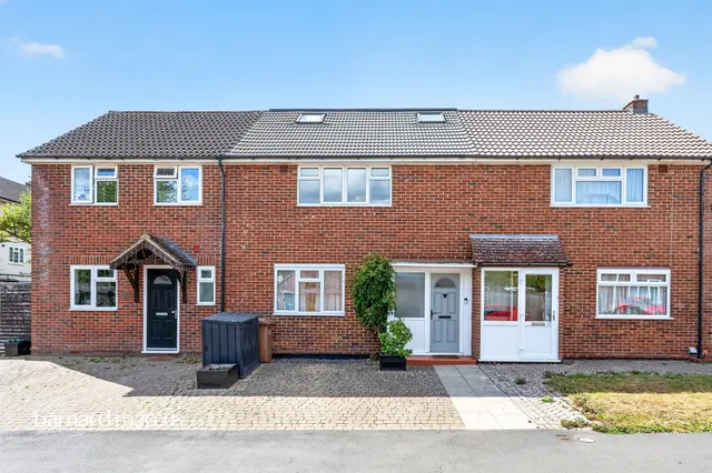Marbles Way, Tadworth, photo 1