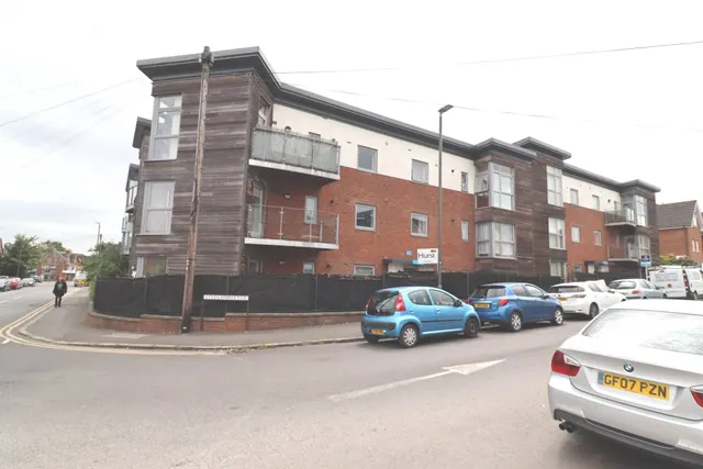 2 bedroom flat — Lindsay Court, Lindsay Avenue, HP12 3GF